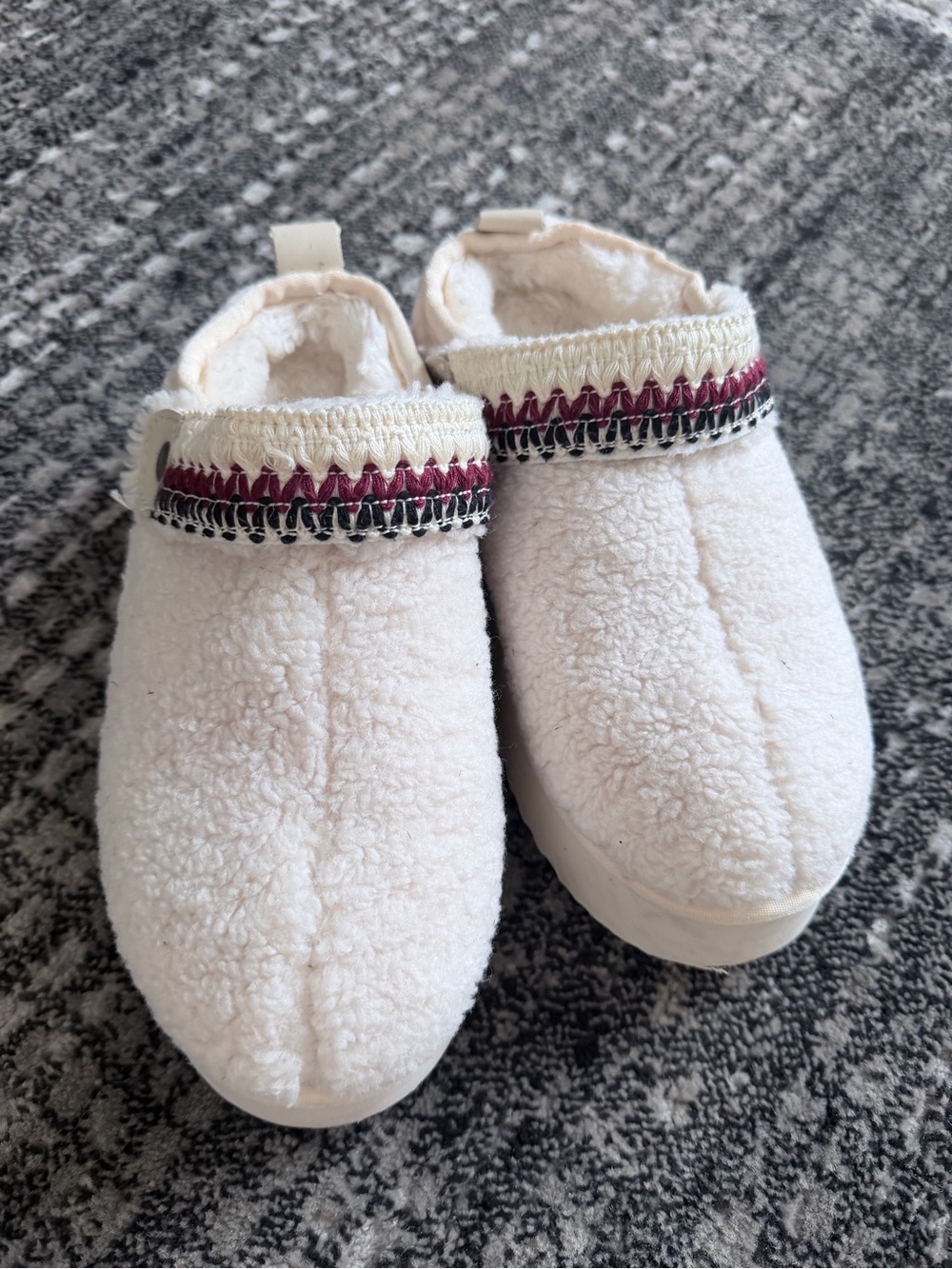 Cozy Women's Cream Sherpa Slippers with Decorative Trim